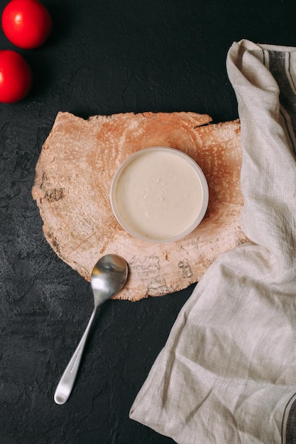 Auf einem Blatt Papier steht eine Schüssel Joghurt mit der Aufschrift „Milch“.