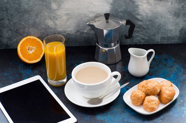 auf einem dunklen hintergrund kaffee mit milch