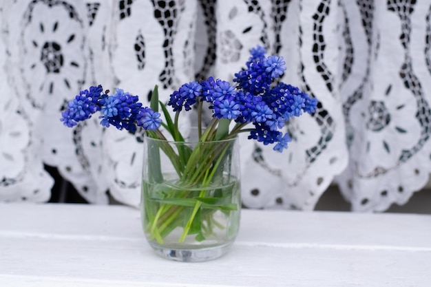 Foto auf einem fensterbrett steht ein kleines glas mit blumen darin