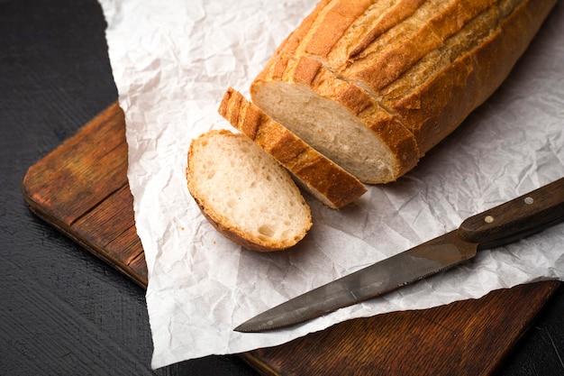 Auf einem hölzernen Schneidebrett in köstliches hausgemachtes Brot geschnitten. Speicherplatz kopieren