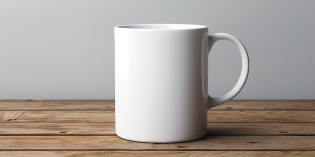 Auf einem Holztisch steht eine weiße Kaffeetasse