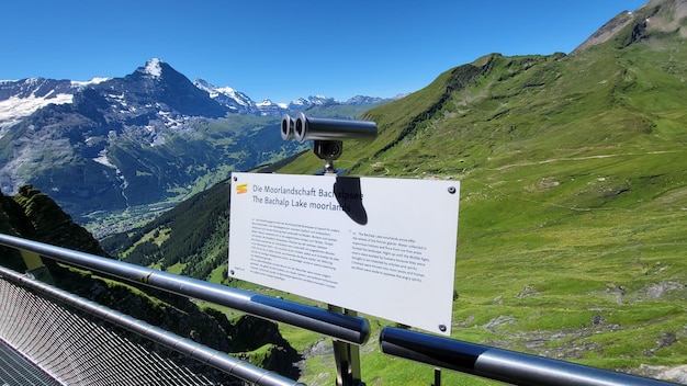 Foto auf einem schild an einem geländer steht: „dozer schloss lake hike“