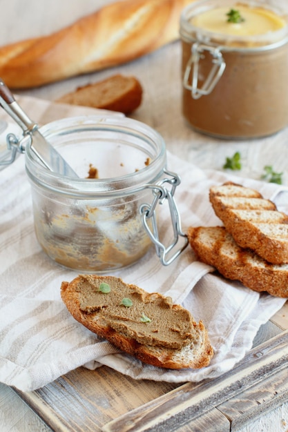 Auf einem Tisch machen sie Sandwiches mit hausgemachter Paste aus nächster Nähe