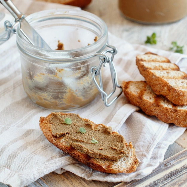 Auf einem Tisch machen sie Sandwiches mit hausgemachter Paste aus nächster Nähe