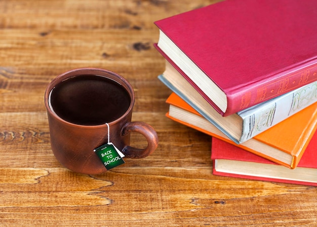 auf einem tisch mit büchern steht ein becher mit tee und eine aufschrift