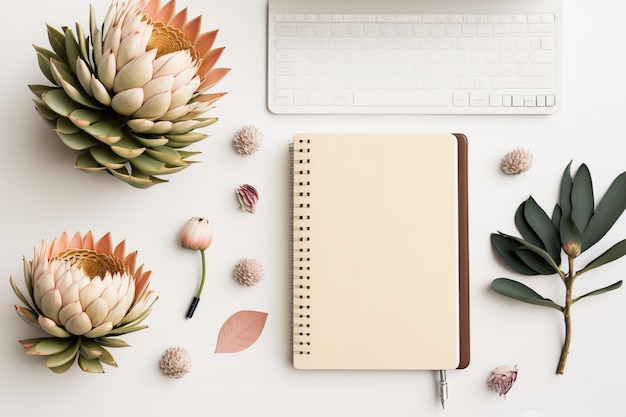 Auf einem weißen Hintergrund zeigt der Arbeitsplatz eines Bloggers oder Freiberuflers eine Protea-Blume, ein Notizbuch und feminine Accessoires. Draufsicht auf einen Home-Office-Schreibtisch mit minimalem Dekor, eine Beauty-Blog-Idee