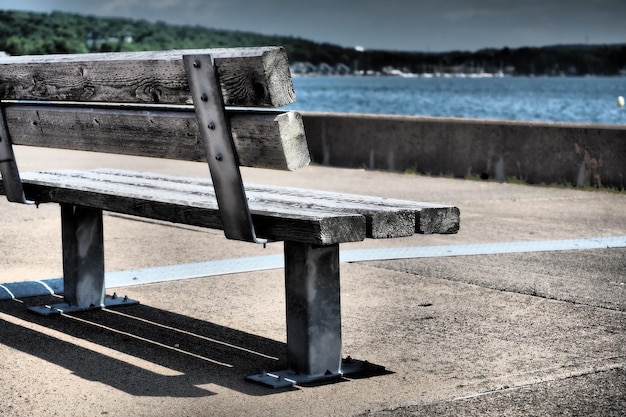 Foto auf einer bank im park am meer