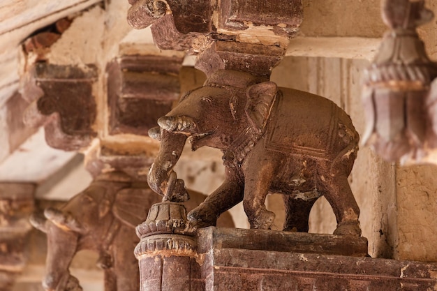 Auf einer Säule steht eine Elefantenstatue