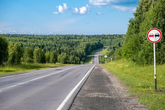 Auf einer Vorortautobahn ist das Überholen durch ein Verkehrsschild verboten