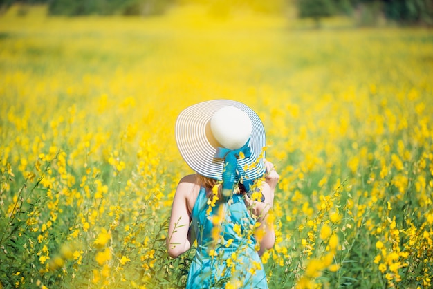 Auf einer Wiese in der Sommersonne entspannen, Frühlingszeit.