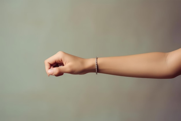 Auf grauem Hintergrund ist eine Frau dargestellt, die ein Armband trägt.