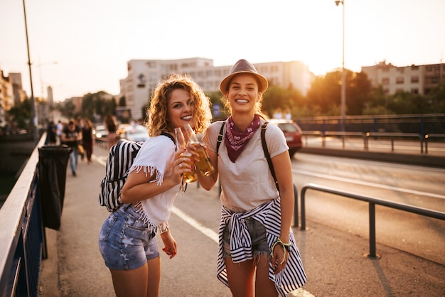 Auf Sommermusikfestival gehen.