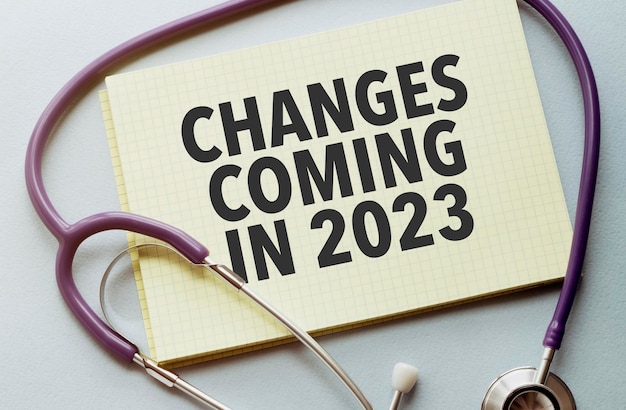 Auf violettem Hintergrund ein Stethoskop mit gelber Liste mit Textänderungen im Jahr 2023