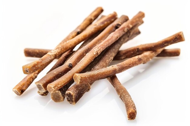 Auf weißem Hintergrund isolierte verarbeitete Hunde-Snack-Sticks