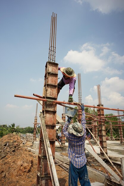 Aufbau von Wolkenkratzern in Bangkok in der Dämmerung
