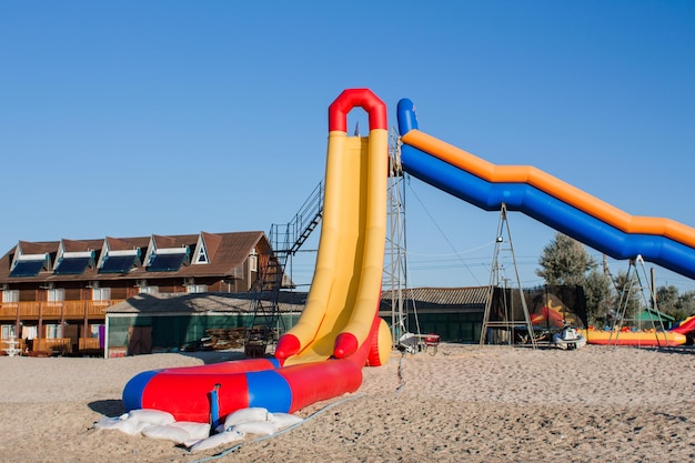 Aufblasbare Wasserrutsche am Strand