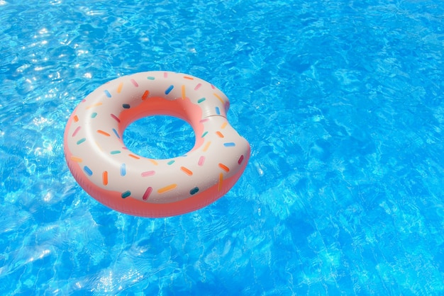 Aufblasbarer Donut, der im Schwimmbad schwimmt