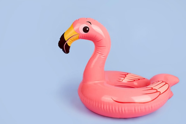 Aufblasbarer Flamingo auf blauem Hintergrund, ein Strandspielzeug
