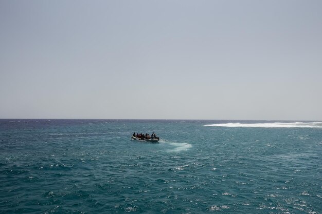 aufblasbares Boot mit vielen Schnorchlern im Roten Meer im Urlaub