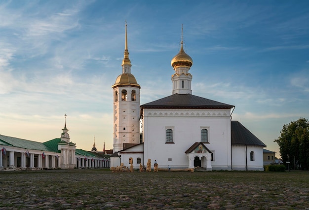Auferstehungskirche und Einkaufszentren auf dem Hauptplatz von Susdal, Region Wladimir, Russland