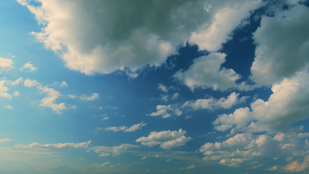 Aufgeblähte, flauschige weiße Wolken, Cumulus-Wolken, Wolkenlandschaft, weiße, flushige Wolken schwimmen langsam durch das Blau.