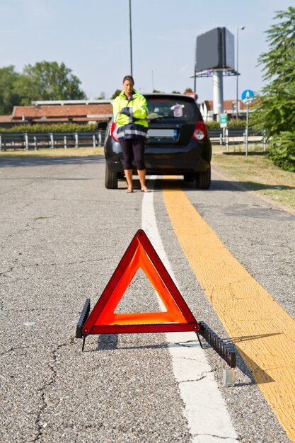 Aufgegliedertes Auto mit rotem Warndreieck