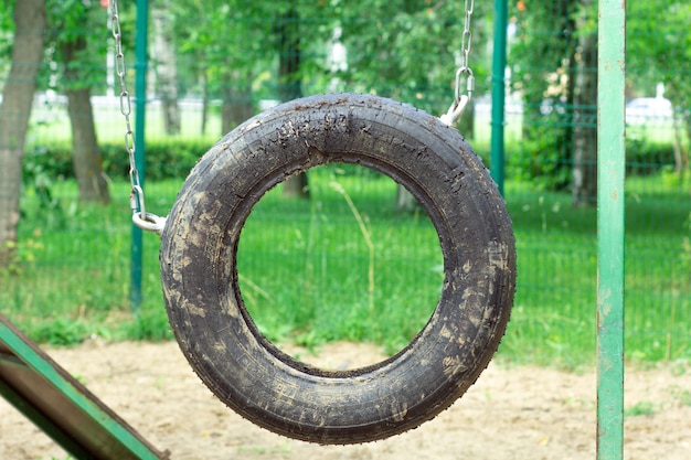 Aufgehängtes Autoreifenrad für Hundetraining im Park