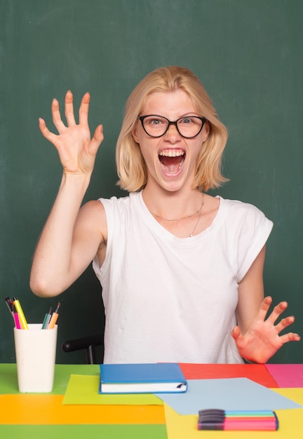 Aufgeregt erstaunt verrückter Lehrer. Porträt des Lehrers in der Schule. Bildungskonzept.