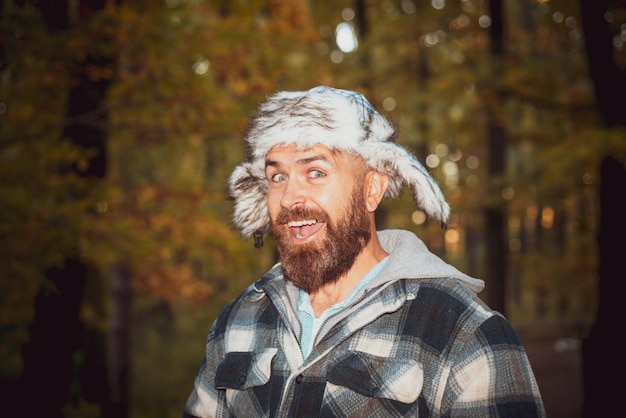 Foto aufgeregt impulsiver ausdrucksstarkes bart mann in eisiger kälte im herbst friert in einem dorf trägt eine