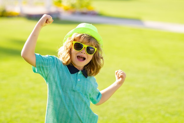 Aufgeregt Kinder mit Hut und Sommersonnenbrille Lifestyle-Porträt eines lustigen Kindes im Freien Sommerkinder übertrumpfen