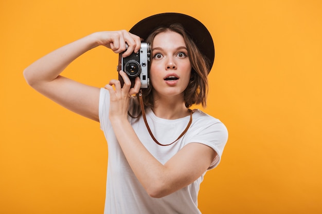 Aufgeregte emotionale junge Fotografin