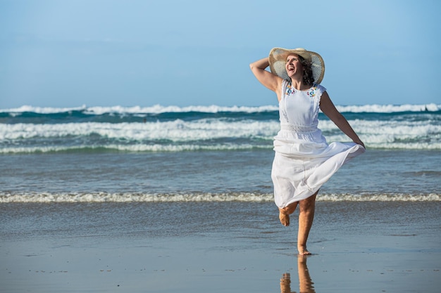 Aufgeregte Frau, die am Strand läuft