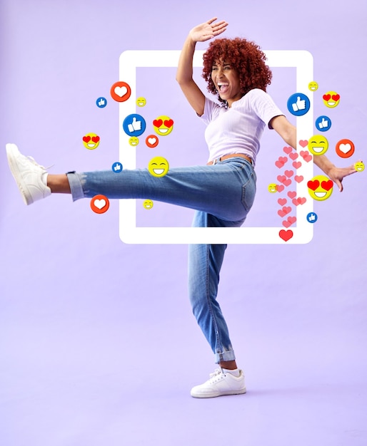 Aufgeregte Frau Influencer soziale Medien und Emoji im Studio zu mögen Abonnieren und überprüfen Frame Kick und Streamer Mädchen auf lila Hintergrund mit Benachrichtigung Icon Überlagerung Glück und digitale App
