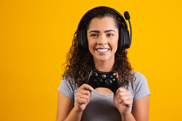 Aufgeregte Frau mit Headset und Videospiel-Controller. Gamer-Konzept