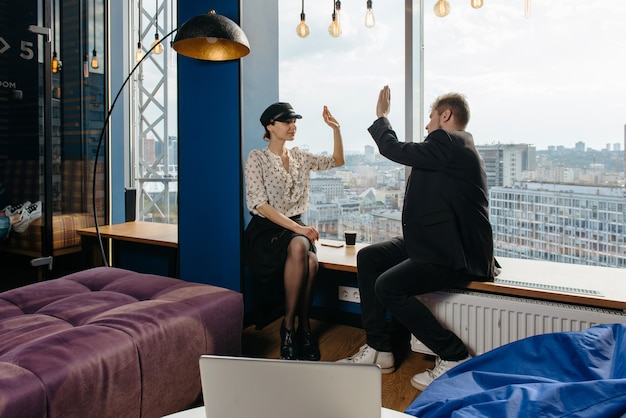 Aufgeregte Geschäftsleute feiern Startup-Leistung in modernen Büros