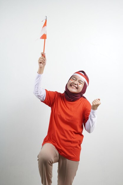 Aufgeregte Hijab-Frau mit indonesischer Flagge