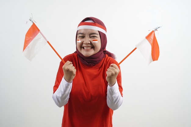 Aufgeregte Hijab-Frau mit indonesischer Flagge