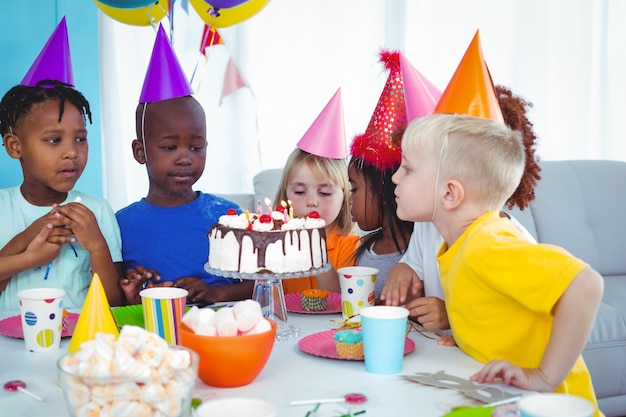 Aufgeregte Kinder, die eine Geburtstagsfeier genießen