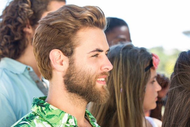 Foto aufgeregte musikfans beim festival