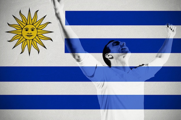 Foto aufgeregter fußballfan, der gegen die uruguayische nationalflagge jubelt