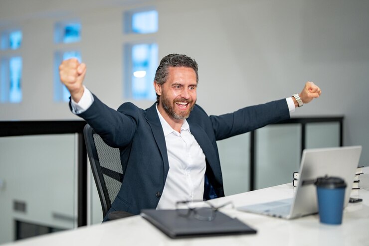 Foto aufgeregter geschäftsmann arbeitet mit laptop im büro, hispanischer geschäftsmann benutzt laptop, millennial-mann
