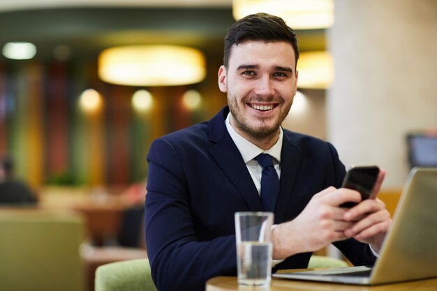 Aufgeregter Geschäftsmann, der im Restaurant arbeitet