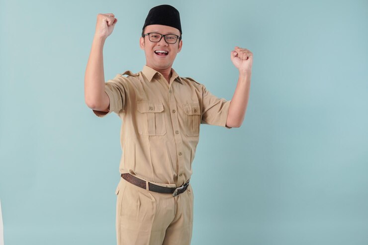 Aufgeregter indonesischer Regierungsangestellter posiert mit einem glücklichen, erfolgreichen Gesichtsausdruck