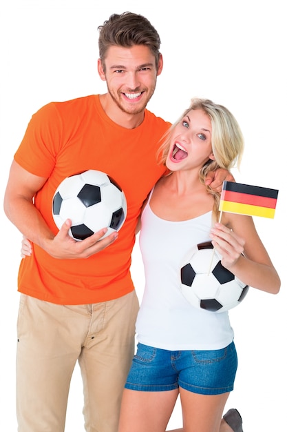 Aufgeregtes Fußballfanpaar, das an der Kamera zujubelt