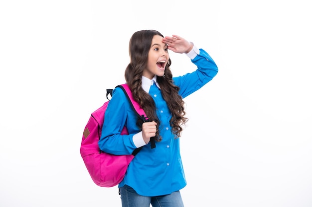 Aufgeregtes Gesicht Schulmädchen in Schuluniform mit Schultasche Schulkind jugendlich Student halten Rucksack