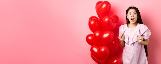 Aufgeregtes und überraschtes koreanisches Mädchen im Teenageralter mit offenem Mund erstaunt erhalten am Valentinstag ein Überraschungsgeschenk