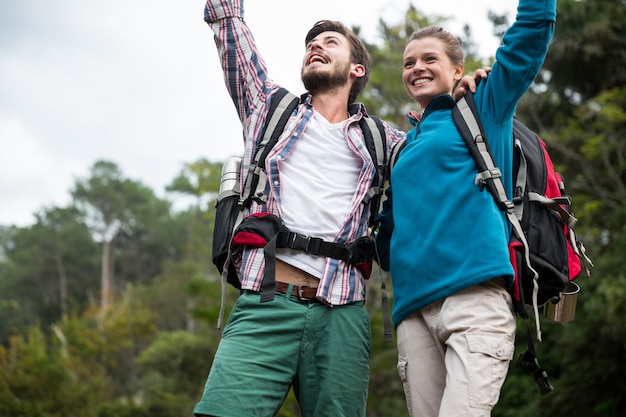 Aufgeregtes Wanderpaar im Wald