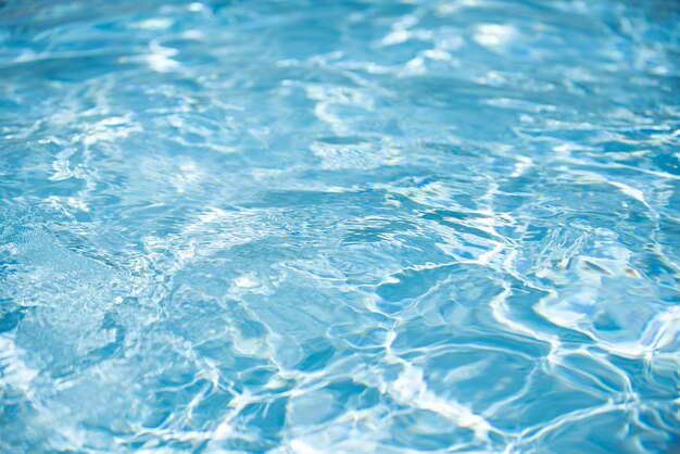 Aufgerissenes Wasser im Schwimmbad Oberfläche des blauen Schwimmbades Hintergrund des Wassers