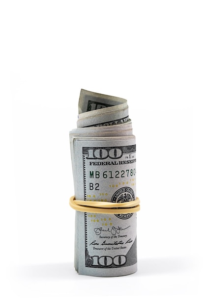 Aufgerollte Hundert-Dollar-Scheine auf weißer Rolle der US-Papierwährung