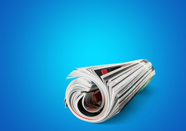 Aufgerollte Zeitschriften mit Reflexion auf blauem Hintergrund